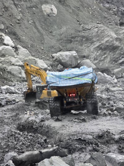 馬太鞍堰塞湖湖水幾已見底，完成壩體降挖階段性任務。